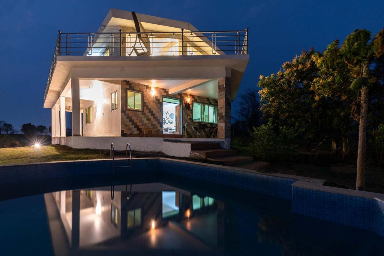 Aqua & Sage By Stayvista - Riverside Villa With Pool & Terrace Карджат Екстериор снимка